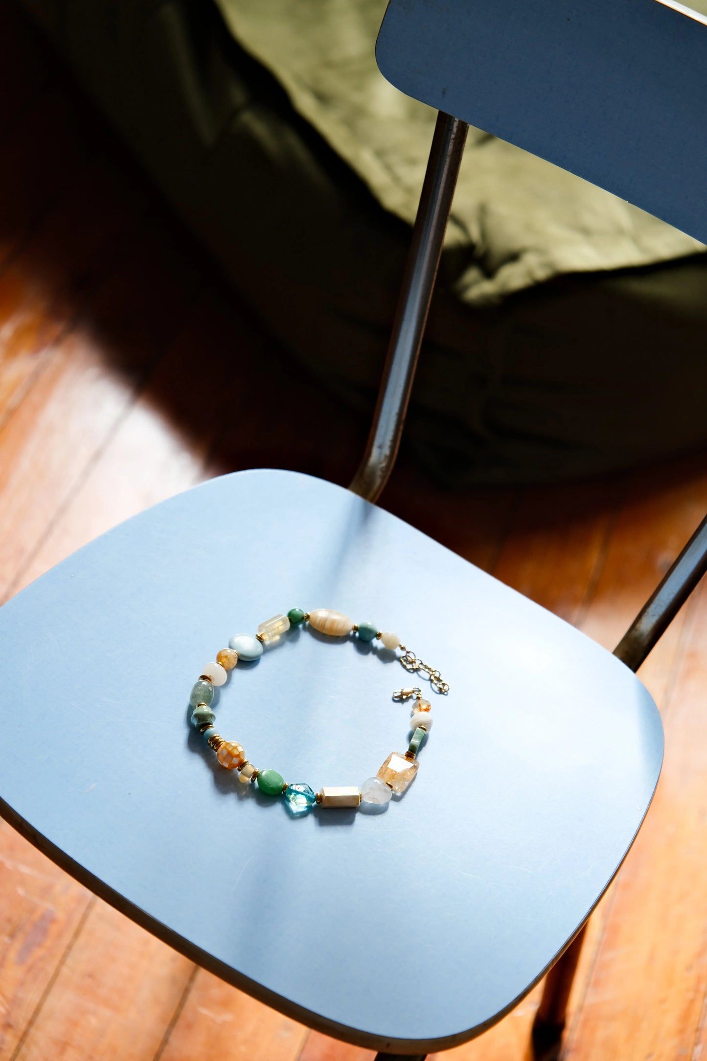collier vintage posé sur une chaise