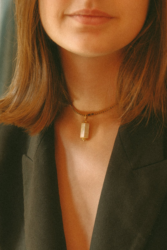 Collier Amulette Socool Pyla, bijou fantaisie vintage avec perles et métal doré
