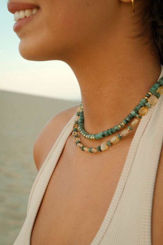 Collier Emera socool en pierres d’émeraude et perles dorées