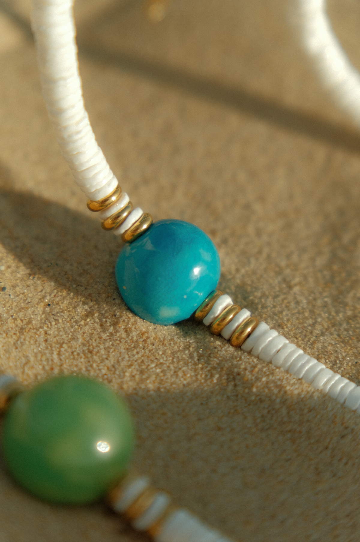 Collier Hula Socool, bijou fantaisie estival en perles colorées et blanches fait main Arcachon
